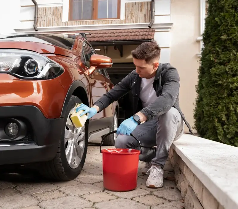 Lavage auto à domicile Saint-André-de-Roquelongue : professionnel intervenant sur un véhicule